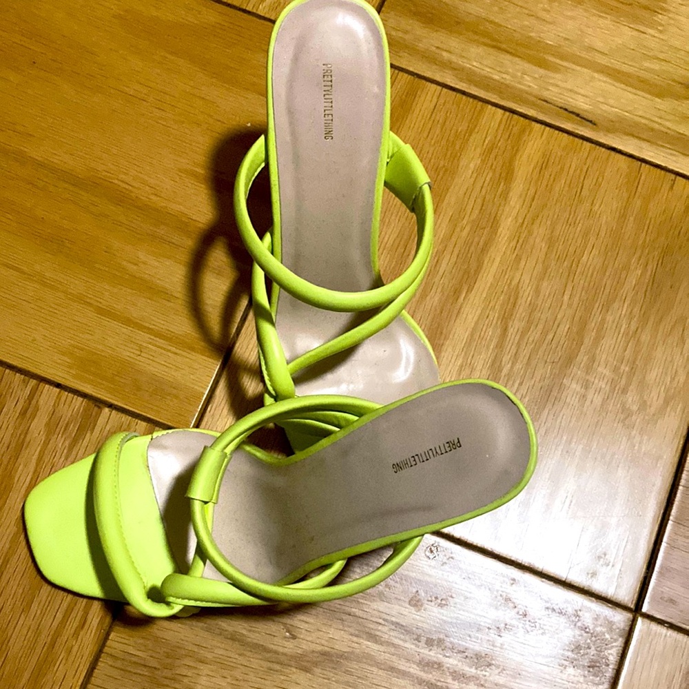 Slippers heel size 6, it is a lemon green slippers and in a good condition